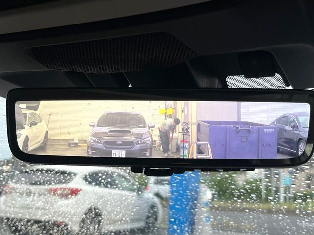 【スマートリヤビューミラー】後席の大きな荷物や同乗者で後方が確認しづらい時でも安心!カメラが撮影した車両後方の映像をルームミラー内に表示。クリアな視界で状況の確認が可能です!