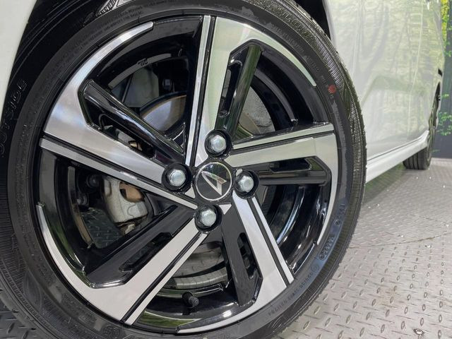 �y����15�C���`�A���~�z�C�[���z�O�ςɃ}�b�`���������A���~�z�C�[���𑕒����Ă���܂��B�e��ЊO�A���~�z�C�[����A�X�^�b�h���X�^�C�����戵�����Ă���܂��B���񂲑��k����������