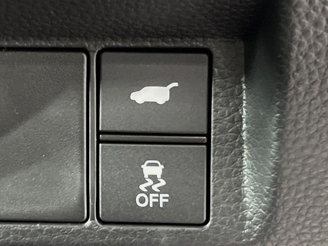 【パワーバックドア】スマートキーや運転席のボタンを押すだけでリアゲートが自動で開閉します!荷物を持っている時や、高い位置にあるバックドアを閉める際に便利な機能です♪