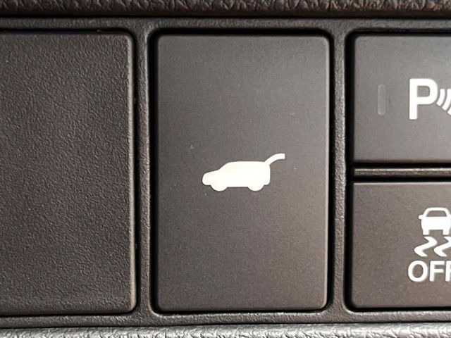 【パワーバックドア】スマートキーや運転席のボタンを押すだけでリアゲートが自動で開閉します!荷物を持っている時や、高い位置にあるバックドアを閉める際に便利な機能です♪