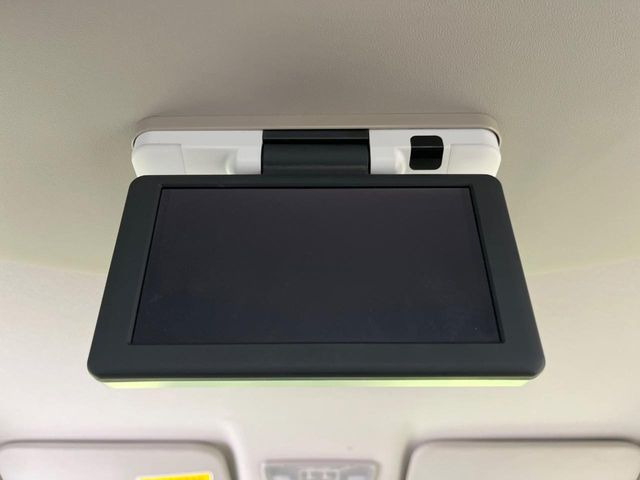 【後席モニター】家族や友人とお出かけする機会が多い方に大人気の後席モニターを装備!見やすい位置に画面がありテレビやDVDの視聴も快適!友達もお子様も、後席にしか乗らなくなるかも??