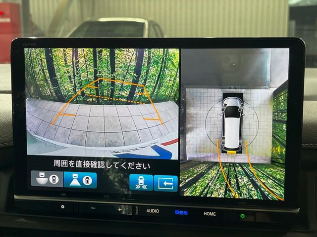 【マルチビューカメラシステム】専用のカメラにより、上から見下ろしたような視点で360度クルマの周囲を確認することができます☆死角部分も確認しやすく、狭い場所での切り返しや駐車もスムーズに行えます。