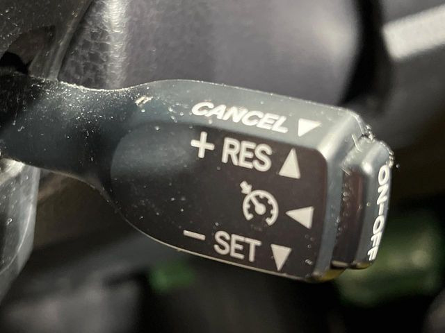 【クルーズコントロール】高速道路もラクラク走行。アクセルを離しても一定速度で走行ができ、長距離運転時の負担を軽減!加速・減速も簡単なスイッチ操作で調整できます。