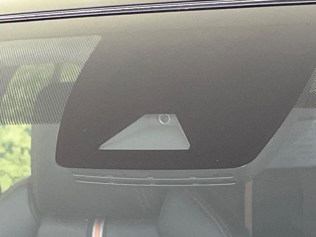 【プリクラッシュセーフティ】前方の車両等を検知し、衝突しそうな時は警報で注意を促し、ブレーキを踏む力をサポート。ブレーキを踏めなかった場合は衝突被害軽減ブレーキが作動、衝突回避をサポートします。