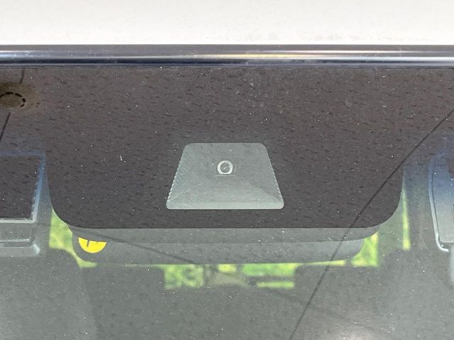 【ホンダセンシング】走行中に前方の車両等を認識し、衝突しそうな時は警報とブレーキで衝突回避と被害軽減をアシスト。より安全にドライブをお楽しみいただけます。