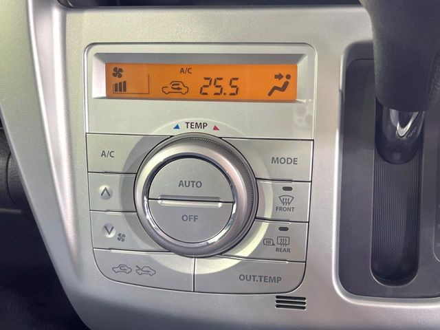【オートエアコン】一度お好みの温度に設定すれば、車内の温度を検知し風量や温度を自動で調整。暑い&hellip;寒い&hellip;と何度もスイッチ操作をする必要はありません。快適な車内空間には必須の機能ですね♪