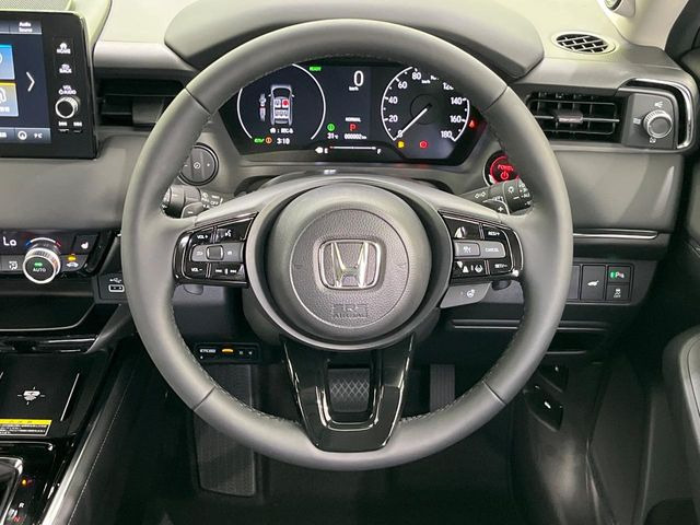 �C���e���A�ɍ��킹���f�U�C���̃X�e�A�����O�́A�^�]�������̂��Ƃ��l���A�^�]���₷���`��A�傫���ł��B�����x�A���ۂɐG���Ă��m���߂��������B