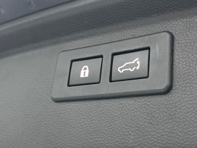 【パワーバックドア】スマートキーや運転席のボタンを押すだけでリアゲートが自動で開閉します!荷物を持っている時や、高い位置にあるバックドアを閉める際に便利な機能です♪