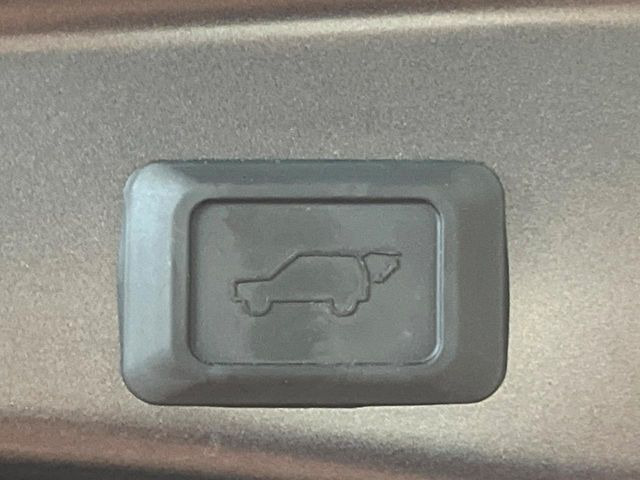 【パワーバックドア】スマートキーや運転席のボタンを押すだけでリアゲートが自動で開閉します!荷物を持っている時や、高い位置にあるバックドアを閉める際に便利な機能です♪