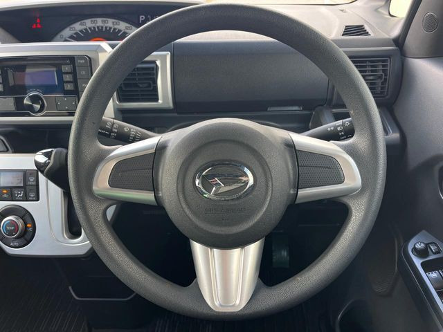 �C���e���A�ɍ��킹���f�U�C���̃X�e�A�����O�́A�^�]�������̂��Ƃ��l���A�^�]���₷���`��A�傫���ł��B�����x�A���ۂɐG���Ă��m���߂��������B
