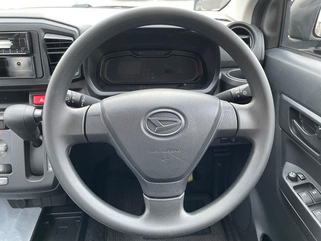インテリアに合わせたデザインのステアリングは、運転される方のことも考え、運転しやすい形状、大きさです。是非一度、実際に触ってお確かめください。