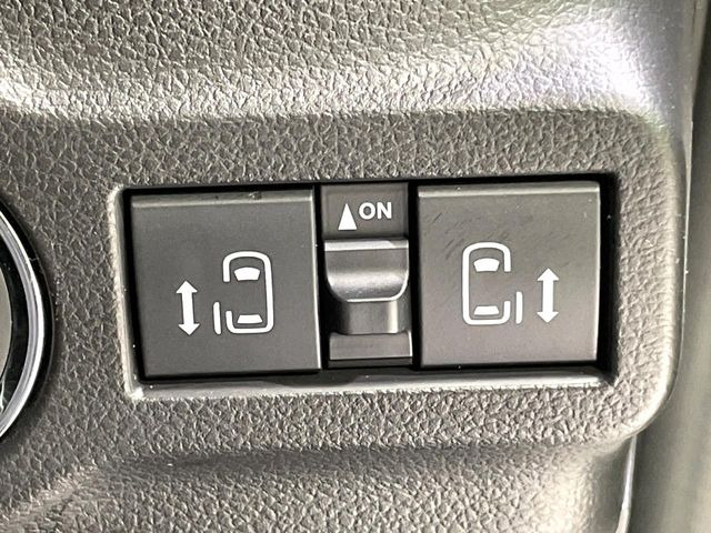 【両側パワースライドドア】スマートキーや運転席のスイッチで後席両側スライドドアの開閉が可能♪電動だから力を入れてドアを開ける必要が無く、小さなお子様でも簡単に開け閉めでき快適です♪