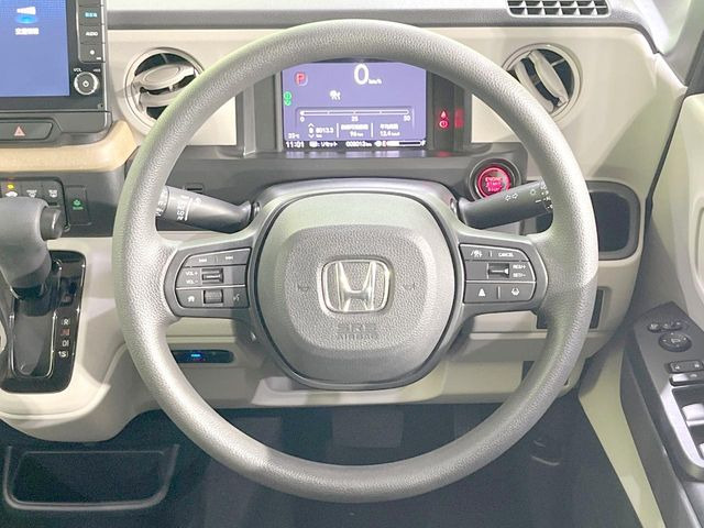 インテリアに合わせたデザインのステアリングは、運転される方のことも考え、運転しやすい形状、大きさです。是非一度、実際に触ってお確かめください。