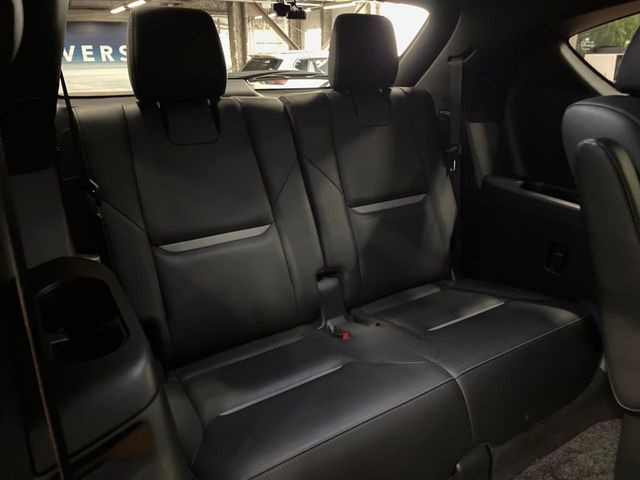 3列目シートはもちろん状態良好☆大人でもゆったりと座って頂けますので、大人数でのお出かけもラクラクです♪ご家族で、気の知れた仲間で、ドライブに行くのが楽しみですね♪