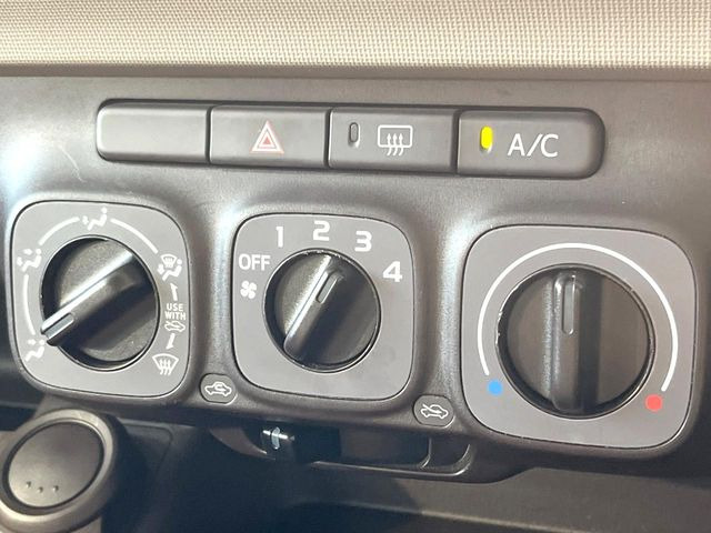 寒い冬も暑い夏も全席に快適な空調を届けてくれる、ダイヤル式エアコンを装備♪