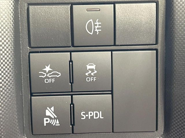 【スマートアシスト】走行中に前方の車両等を認識し、衝突しそうな時は警報とブレーキで衝突回避と被害軽減をアシスト。より安全にドライブをお楽しみいただけます。