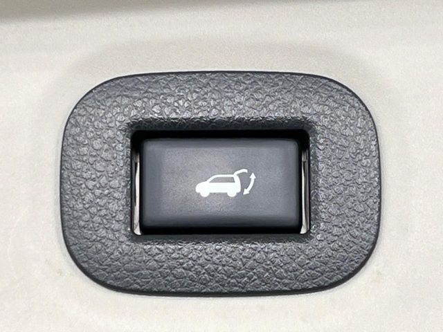 【パワーバックドア】スマートキーや運転席のボタンを押すだけでリアゲートが自動で開閉します!荷物を持っている時や、高い位置にあるバックドアを閉める際に便利な機能です♪