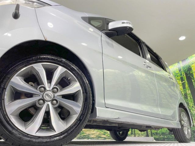 �y����15�C���`�A���~�z�C�[���z�O�ςɃ}�b�`���������A���~�z�C�[���𑕒����Ă���܂��B�e��ЊO�A���~�z�C�[����A�X�^�b�h���X�^�C�����戵�����Ă���܂��B���񂲑��k����������