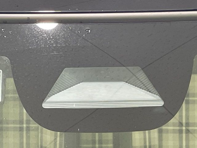 【ホンダセンシング】走行中に前方の車両等を認識し、衝突しそうな時は警報とブレーキで衝突回避と被害軽減をアシスト。より安全にドライブをお楽しみいただけます。