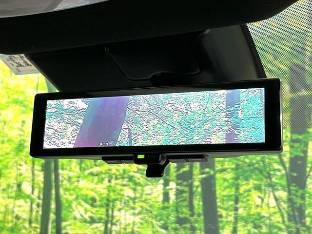 【インテリジェントルームミラー】後席の大きな荷物や同乗者で後方が確認しづらい時でも安心!カメラが撮影した車両後方の映像をルームミラー内に表示。クリアな視界で状況の確認が可能です!