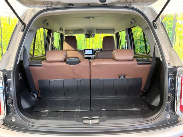 普段のお買い物や通勤、送迎等に十分な荷室スペースを確保しております。セカンドシートを倒すと、大きな荷物の積載も可能です♪