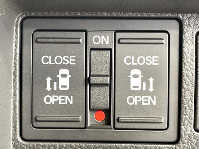 【両側パワースライドドア】スマートキーや運転席のスイッチで後席両側スライドドアの開閉が可能♪電動だから力を入れてドアを開ける必要が無く、小さなお子様でも簡単に開け閉めでき快適です♪