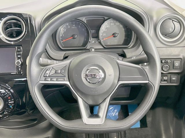 �C���e���A�ɍ��킹���f�U�C���̃X�e�A�����O�́A�^�]�������̂��Ƃ��l���A�^�]���₷���`��A�傫���ł��B�����x�A���ۂɐG���Ă��m���߂��������B