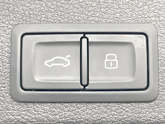 ●電動リアゲート:ワンタッチでリアゲートの開閉ができ、荷物などで両手が塞がっている状態でも簡単に開閉ができる便利機能です。