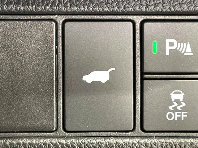 【パワーバックドア】スマートキーや運転席のボタンを押すだけでリアゲートが自動で開閉します!荷物を持っている時や、高い位置にあるバックドアを閉める際に便利な機能です♪