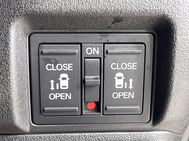 【両側パワースライドドア】スマートキーや運転席のスイッチで後席両側スライドドアの開閉が可能♪電動だから力を入れてドアを開ける必要が無く、小さなお子様でも簡単に開け閉めでき快適です♪