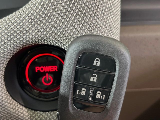 �yHonda�X�}�[�g�L�[�z�J�o����|�P�b�g�ɓ��ꂽ�܂܂ł��h�A�̎{���E�������\�ȃX�}�[�g�L�[�𑕔��B�G���W���̃I���E�I�t�����J�M�����o���K�v����������Ƃ��Ă��֗��ł���