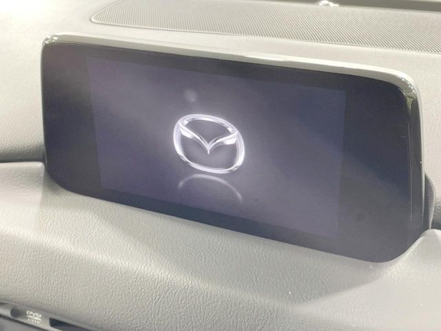 【8インチマツダコネクト】車内の雰囲気にマッチした大型のディスプレイ。スマホ接続でのナビ使用やBluetooth再生等、様々な機能が楽しめます。直感的なダイヤル操作が可能で、使い勝手も良好です。
