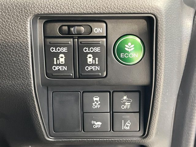 【両側パワースライドドア】スマートキーや運転席のスイッチで後席両側スライドドアの開閉が可能♪電動だから力を入れてドアを開ける必要が無く、小さなお子様でも簡単に開け閉めでき快適です♪