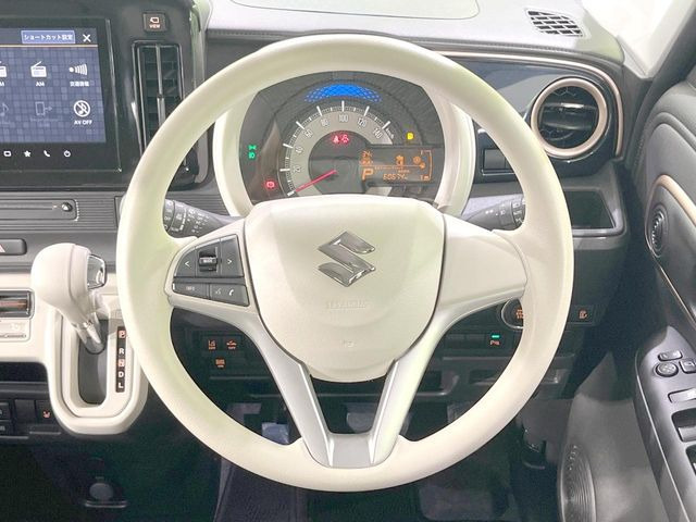 �C���e���A�ɍ��킹���f�U�C���̃X�e�A�����O�́A�^�]�������̂��Ƃ��l���A�^�]���₷���`��A�傫���ł��B�����x�A���ۂɐG���Ă��m���߂��������B