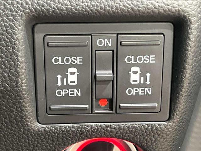【両側パワースライドドア】スマートキーや運転席のスイッチで後席両側スライドドアの開閉が可能♪電動だから力を入れてドアを開ける必要が無く、小さなお子様でも簡単に開け閉めでき快適です♪