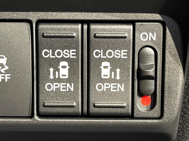 【両側パワースライドドア】スマートキーや運転席のスイッチで後席両側スライドドアの開閉が可能♪電動だから力を入れてドアを開ける必要が無く、小さなお子様でも簡単に開け閉めでき快適です♪