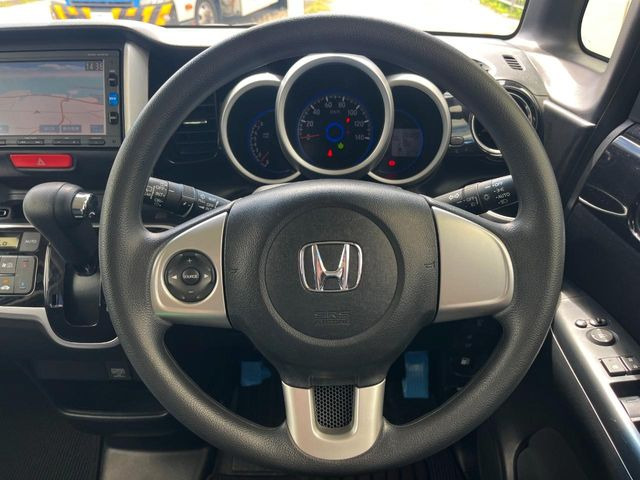 �C���e���A�ɍ��킹���f�U�C���̃X�e�A�����O�́A�^�]�������̂��Ƃ��l���A�^�]���₷���`��A�傫���ł��B�����x�A���ۂɐG���Ă��m���߂��������B