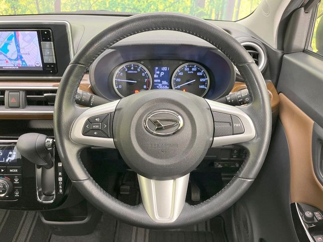�C���e���A�ɍ��킹���f�U�C���̃X�e�A�����O�́A�^�]�������̂��Ƃ��l���A�^�]���₷���`��A�傫���ł��B�����x�A���ۂɐG���Ă��m���߂��������B