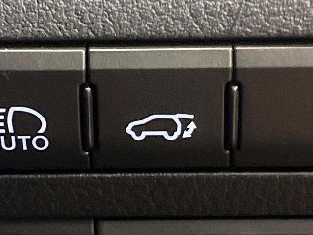 【パワーバックドア】スマートキーや運転席のボタンを押すだけでリアゲートが自動で開閉します!荷物を持っている時や、高い位置にあるバックドアを閉める際に便利な機能です♪