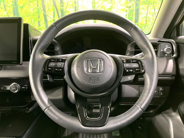 【ステアリングヒーター】冬場に冷たくなりやすい革巻きステアリングを、スイッチ一つで素早く適温に!エアコンよりも早く温まってくれるので、寒い日の運転も快適になりますね♪