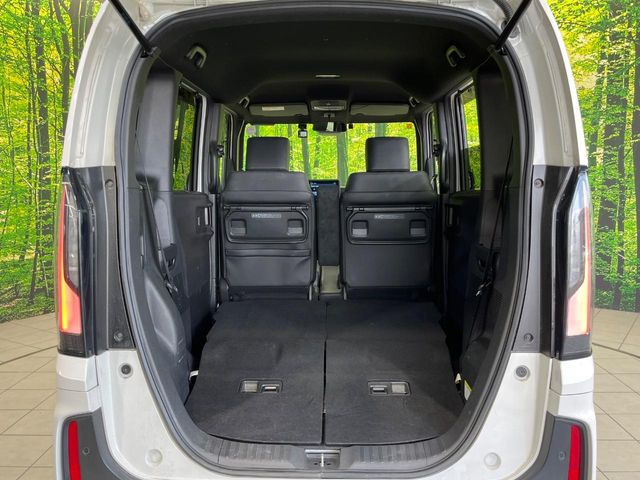 普段のお買い物や通勤、送迎等に十分な荷室スペースを確保しております。セカンドシートを倒すと、大きな荷物の積載も可能です♪