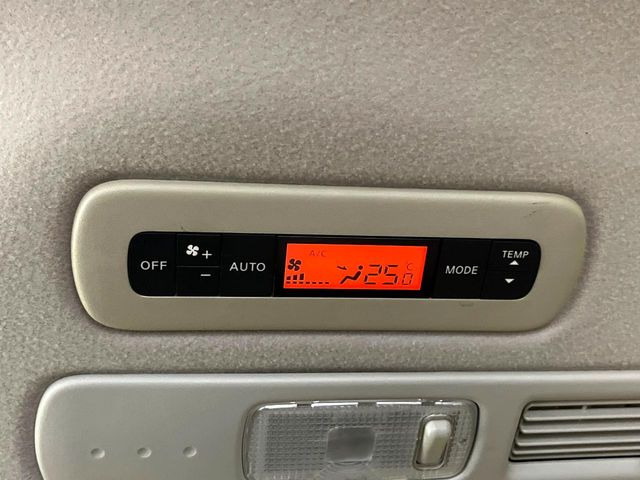 【リアオートエアコン】広い後部座席には必須の機能!風量や温度を自動で調整し前席と同様な車内環境にしてくれるリアオートエアコンを装備。夏の暑さも冬の寒さもストレスなく快適にお過ごしいただけます♪
