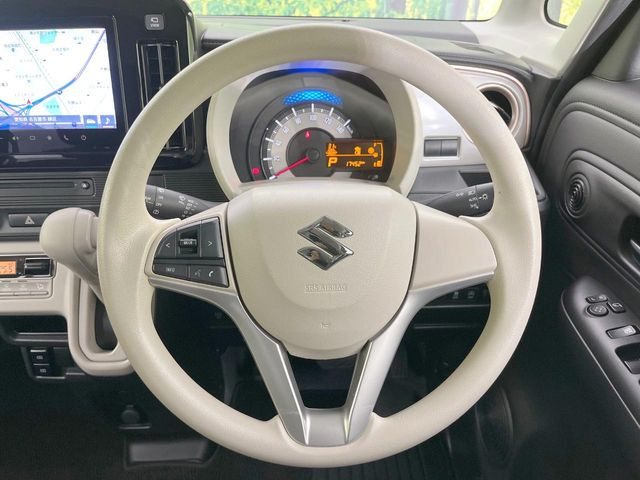 インテリアに合わせたデザインのステアリングは、運転される方のことも考え、運転しやすい形状、大きさです。是非一度、実際に触ってお確かめください。