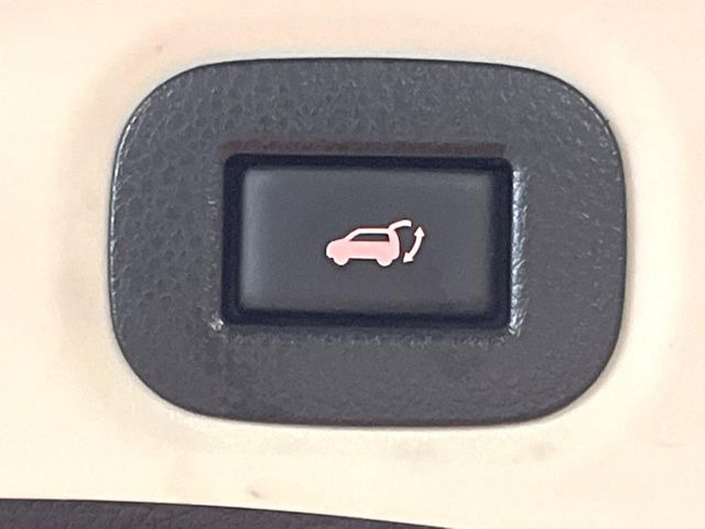 【パワーバックドア】スマートキーや運転席のボタンを押すだけでリアゲートが自動で開閉します!荷物を持っている時や、高い位置にあるバックドアを閉める際に便利な機能です♪