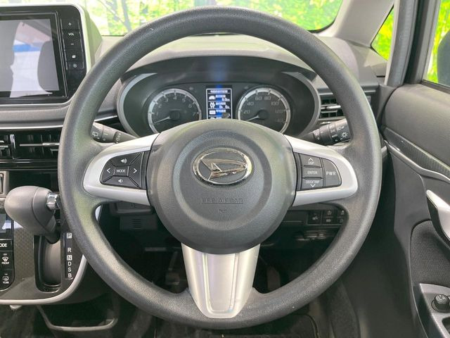 �C���e���A�ɍ��킹���f�U�C���̃X�e�A�����O�́A�^�]�������̂��Ƃ��l���A�^�]���₷���`��A�傫���ł��B�����x�A���ۂɐG���Ă��m���߂��������B