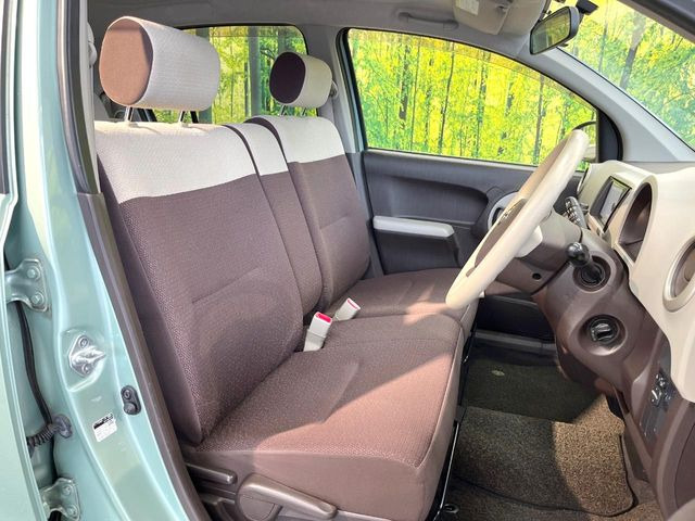 運転席シート廻りは使用感も少なく、良好な状態となっています。前オーナー様が丁寧に使っていたことがよくわかりますね。