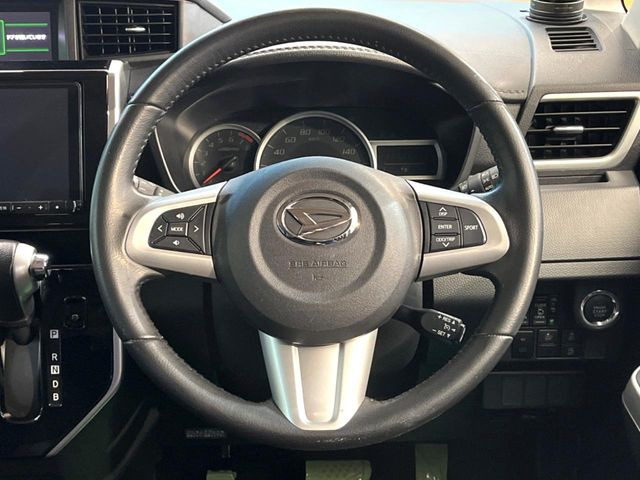 �C���e���A�ɍ��킹���f�U�C���̃X�e�A�����O�́A�^�]�������̂��Ƃ��l���A�^�]���₷���`��A�傫���ł��B�����x�A���ۂɐG���Ă��m���߂��������B