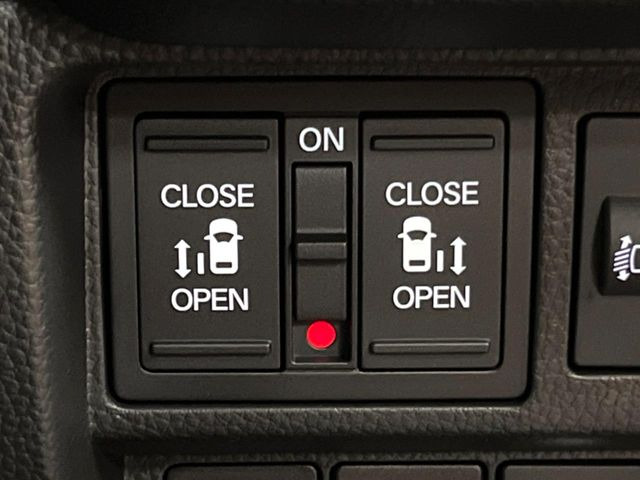 【両側パワースライドドア】スマートキーや運転席のスイッチで後席両側スライドドアの開閉が可能♪電動だから力を入れてドアを開ける必要が無く、小さなお子様でも簡単に開け閉めでき快適です♪