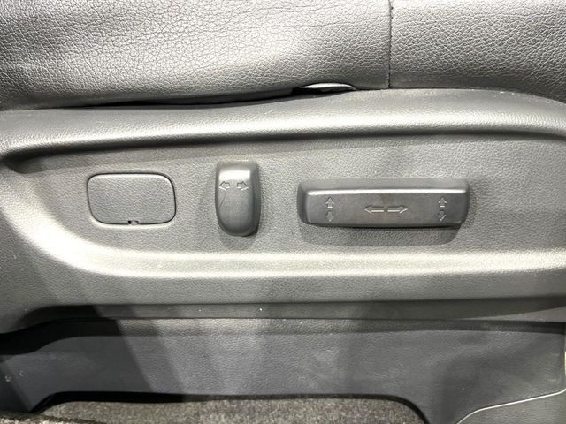【パワーシート】スイッチ一つで簡単にシートの微調整が可能!電動だから力もいりません!快適なシートポジションにセットして、快適なドライブをお楽しみください。