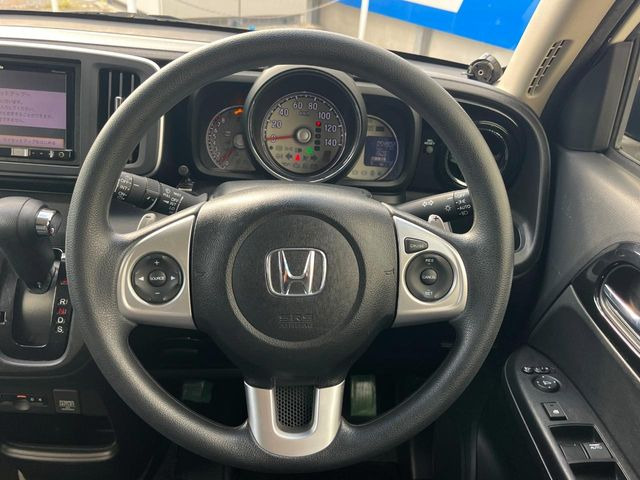 インテリアに合わせたデザインのステアリングは、運転される方のことも考え、運転しやすい形状、大きさです。是非一度、実際に触ってお確かめください。